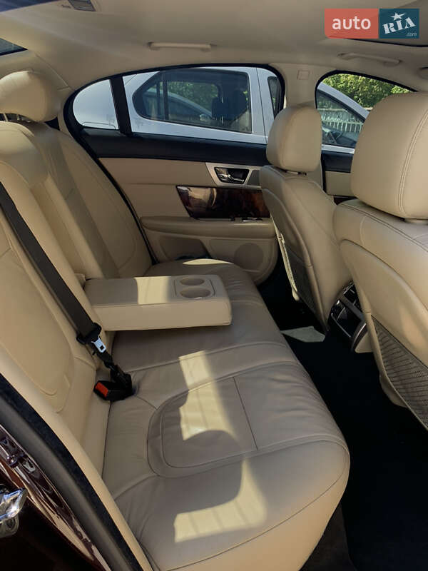 Седан Jaguar XF 2013 в Дніпрі