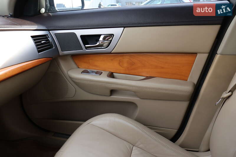 Седан Jaguar XF 2010 в Киеве
