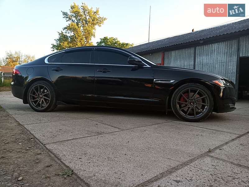 Седан Jaguar XF 2015 в Тячеві
