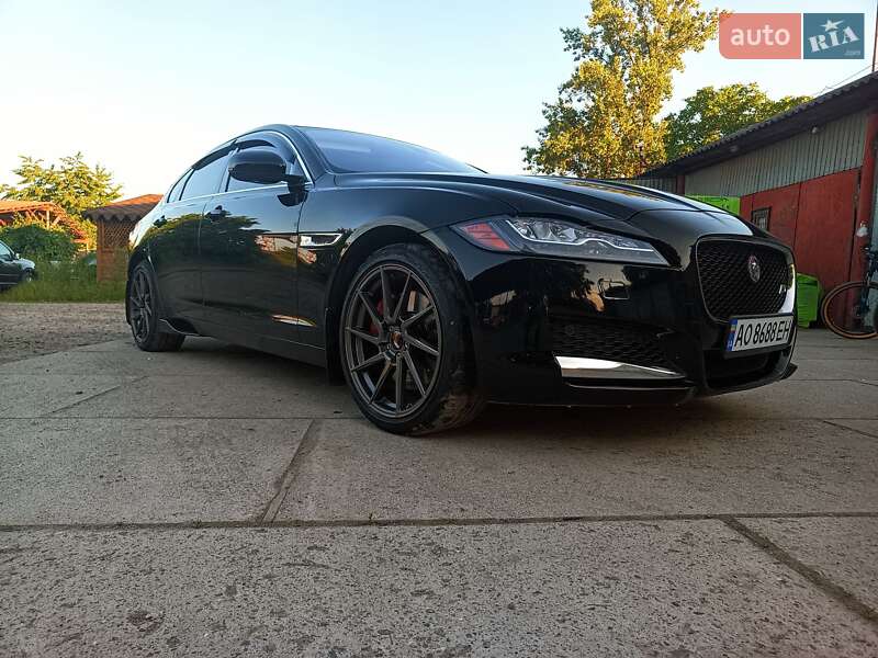 Седан Jaguar XF 2015 в Тячеві