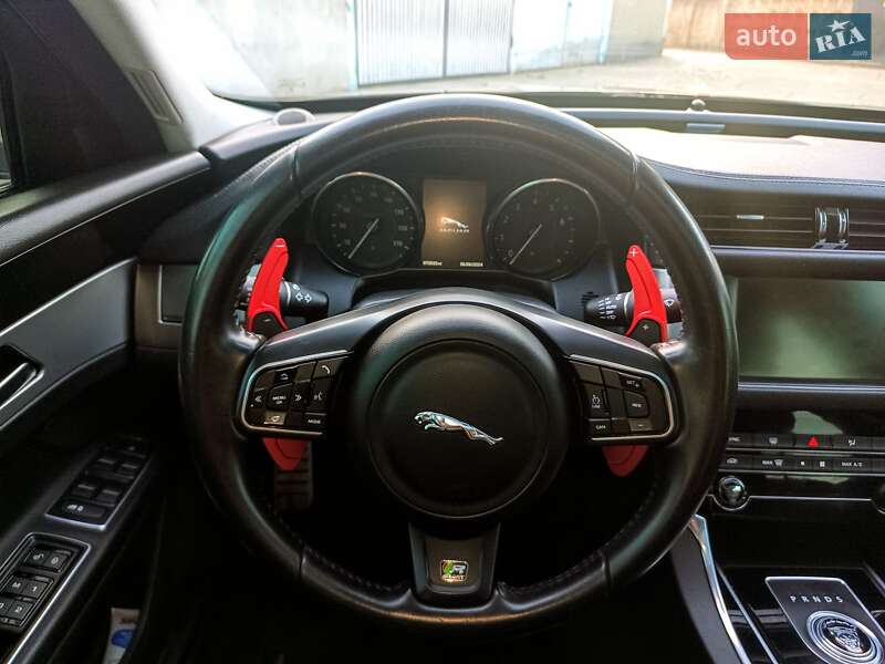 Седан Jaguar XF 2015 в Тячеві