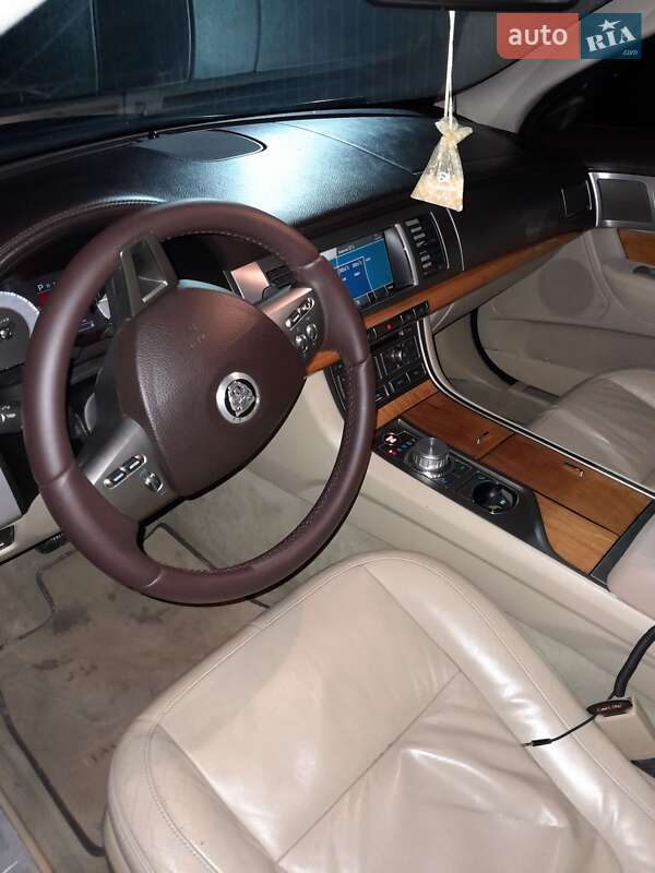 Седан Jaguar XF 2009 в Казатине