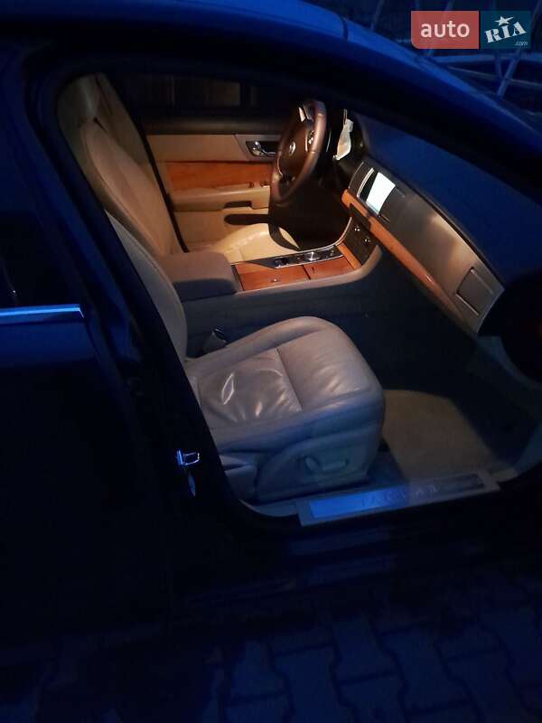 Седан Jaguar XF 2009 в Казатине