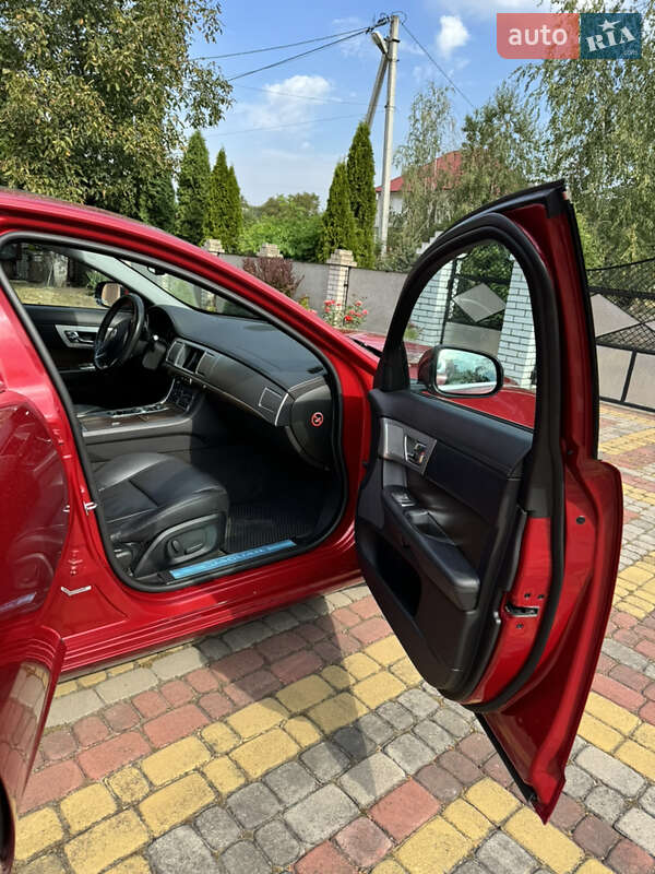 Седан Jaguar XF 2013 в Черновцах