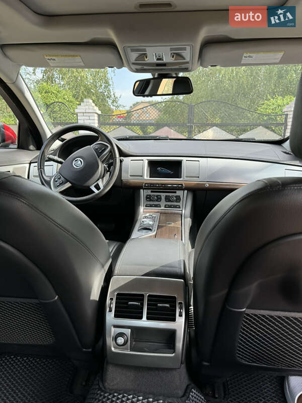 Седан Jaguar XF 2013 в Черновцах