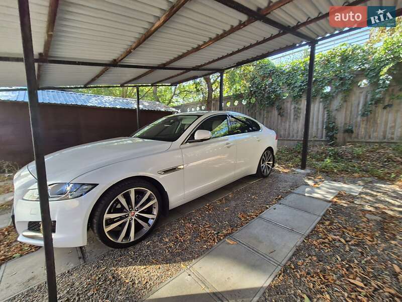 Седан Jaguar XF 2016 в Киеве