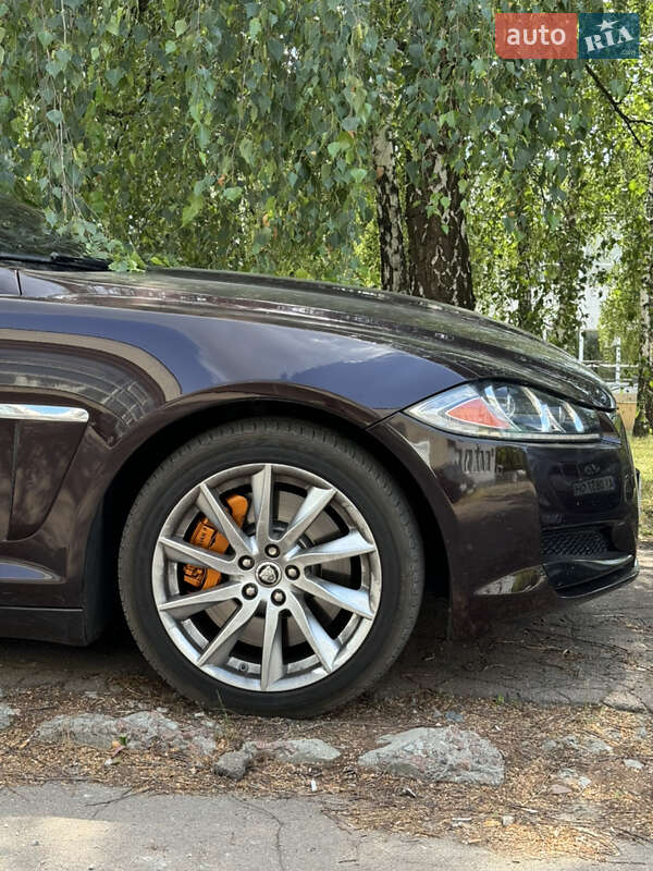 Седан Jaguar XF 2013 в Дніпрі