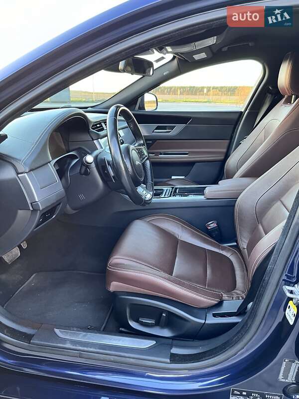 Седан Jaguar XF 2016 в Радивиліві