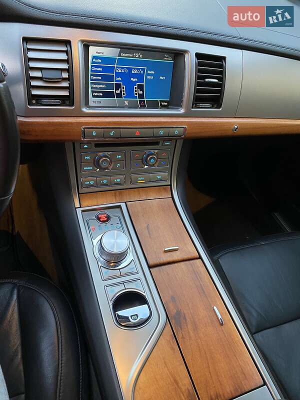 Седан Jaguar XF 2010 в Мукачевому