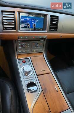 Седан Jaguar XF 2010 в 