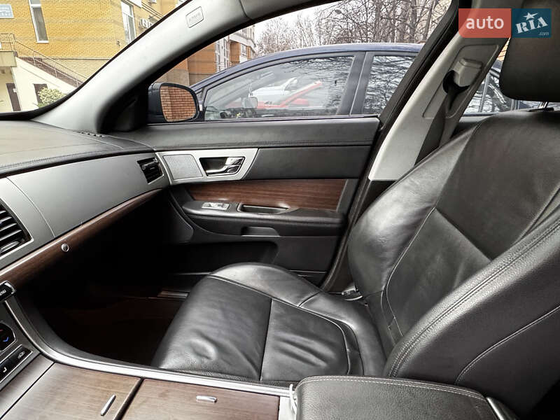 Седан Jaguar XF 2013 в Одесі