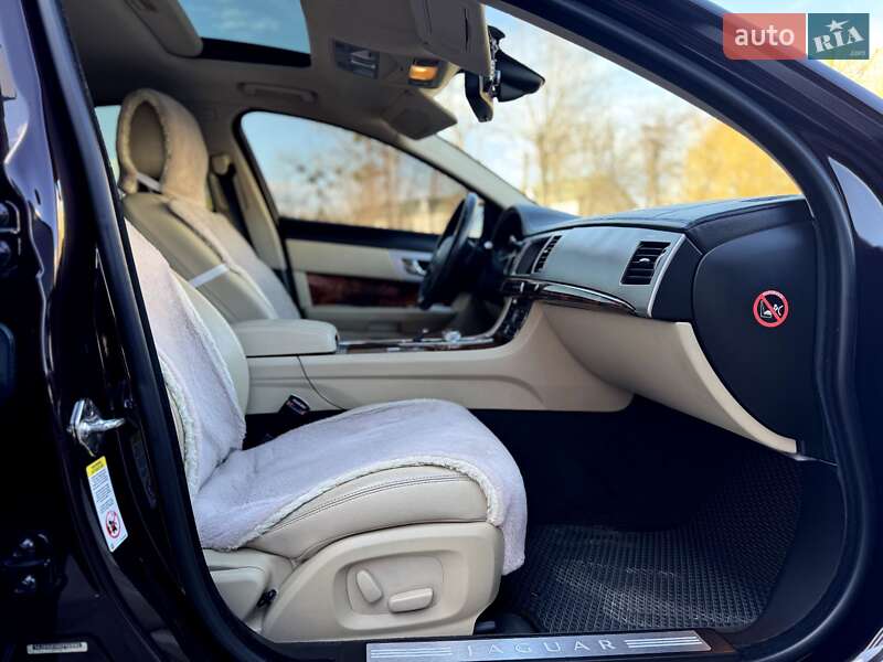 Седан Jaguar XF 2012 в Калуше