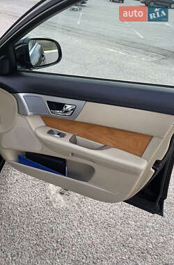Седан Jaguar XF 2012 в 