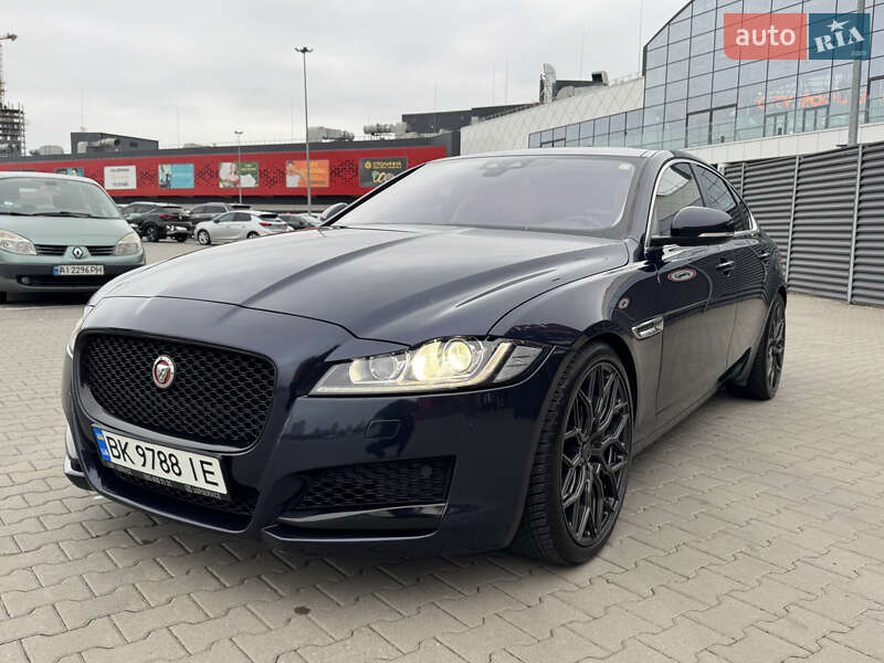 Седан Jaguar XF 2016 в 