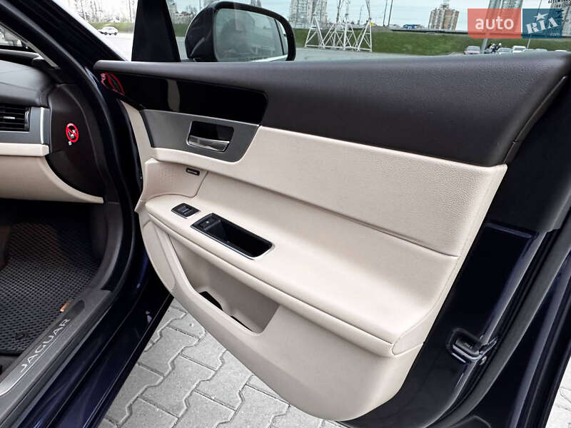 Седан Jaguar XF 2016 в Киеве