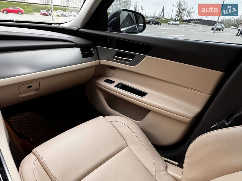 Седан Jaguar XF 2016 в Киеве