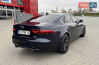 Седан Jaguar XF 2016 в 