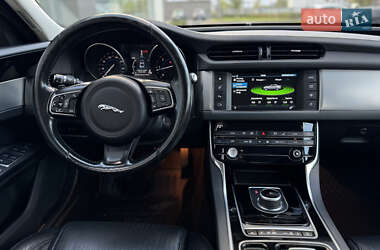 Седан Jaguar XF 2016 в 