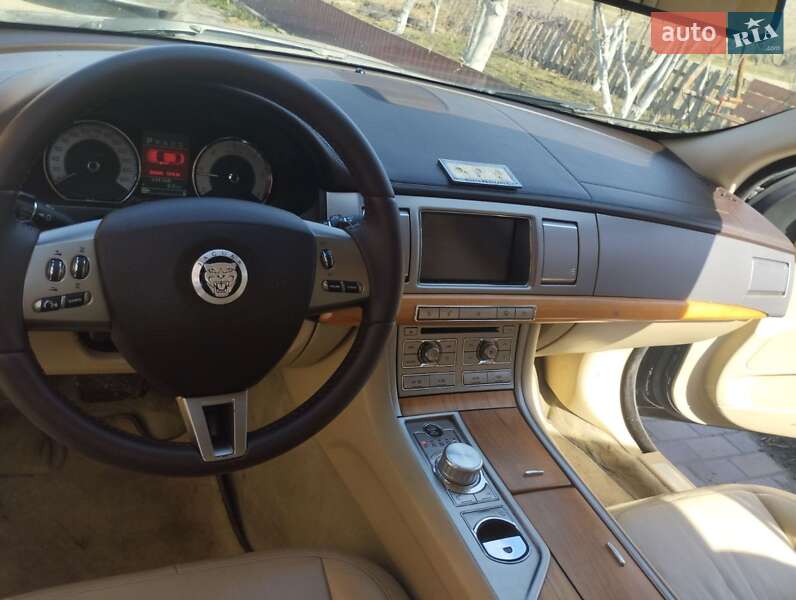 Седан Jaguar XF 2009 в Казатине