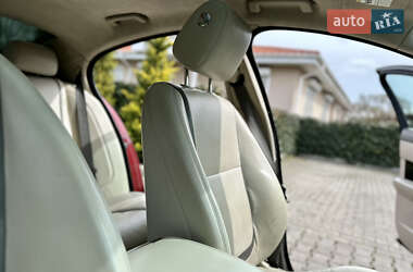 Седан Jaguar XF 2012 в 