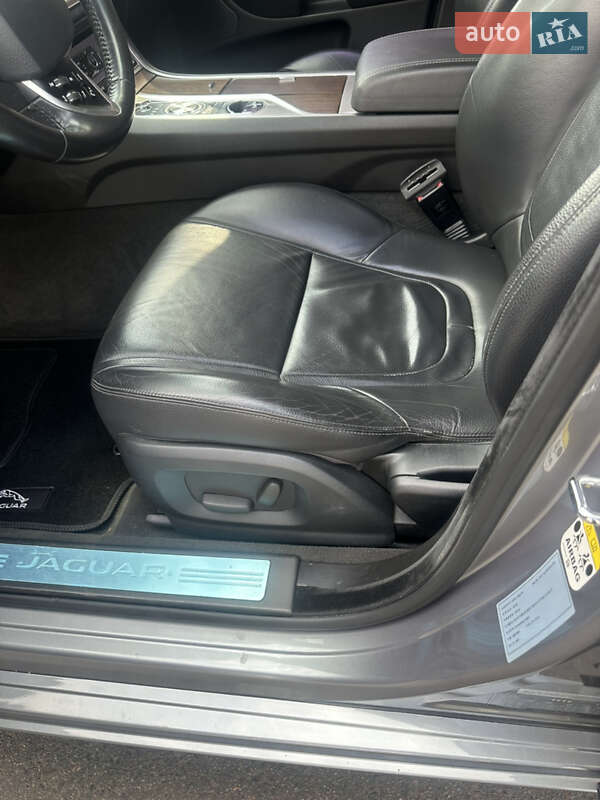 Седан Jaguar XF 2014 в Одесі