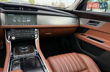 Седан Jaguar XF 2017 в 
