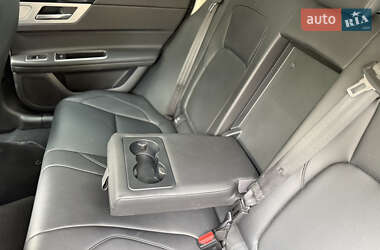 Седан Jaguar XF 2017 в 
