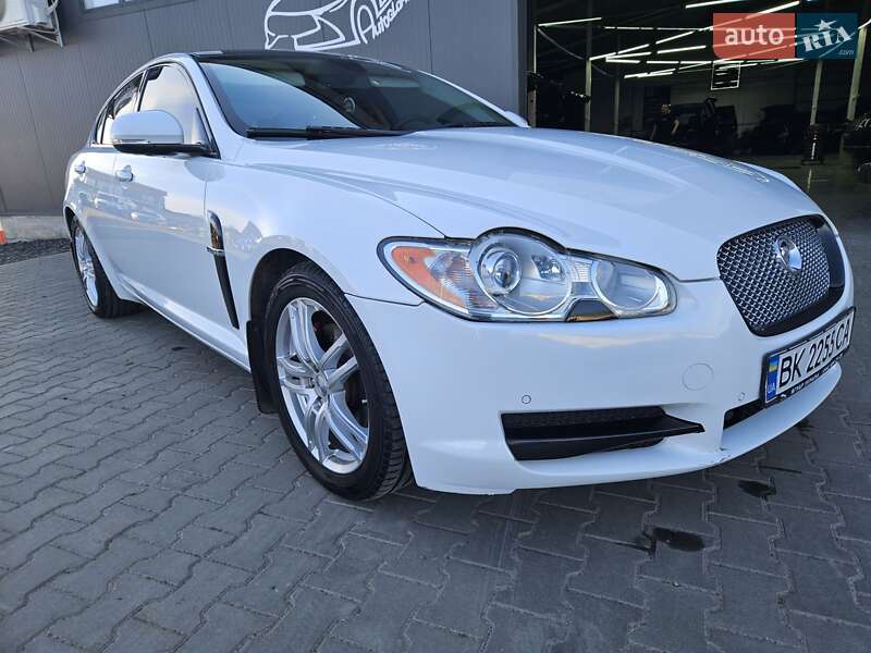 Седан Jaguar XF 2010 в 