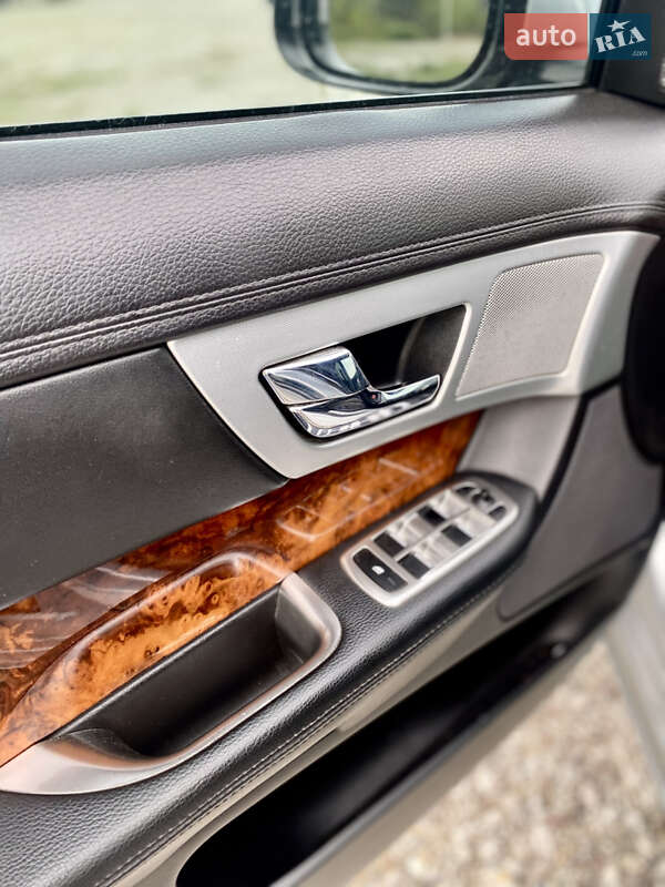 Седан Jaguar XF 2013 в Новояворовске