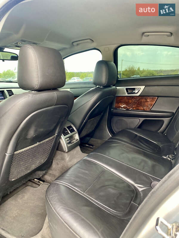 Седан Jaguar XF 2013 в Новояворовске