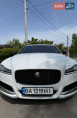 Седан Jaguar XF 2016 в 