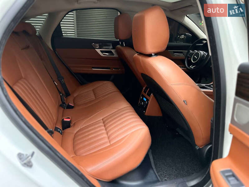 Седан Jaguar XF 2016 в Києві