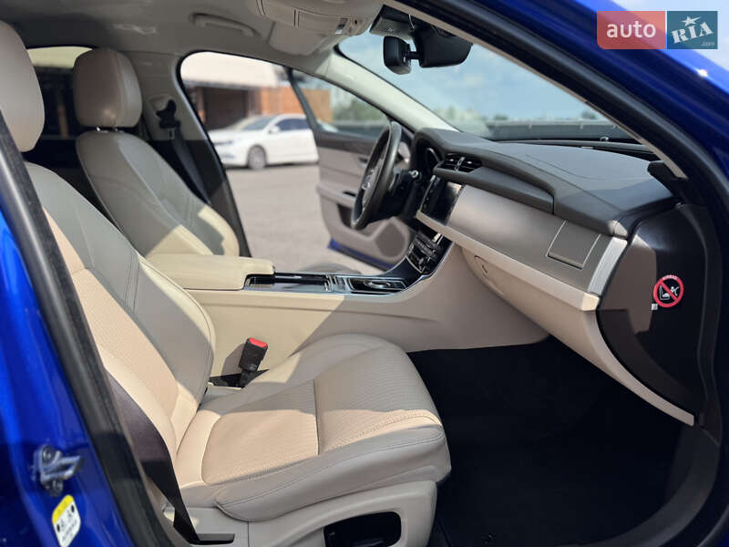 Седан Jaguar XF 2016 в Киеве