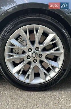 Седан Jaguar XF 2012 в 