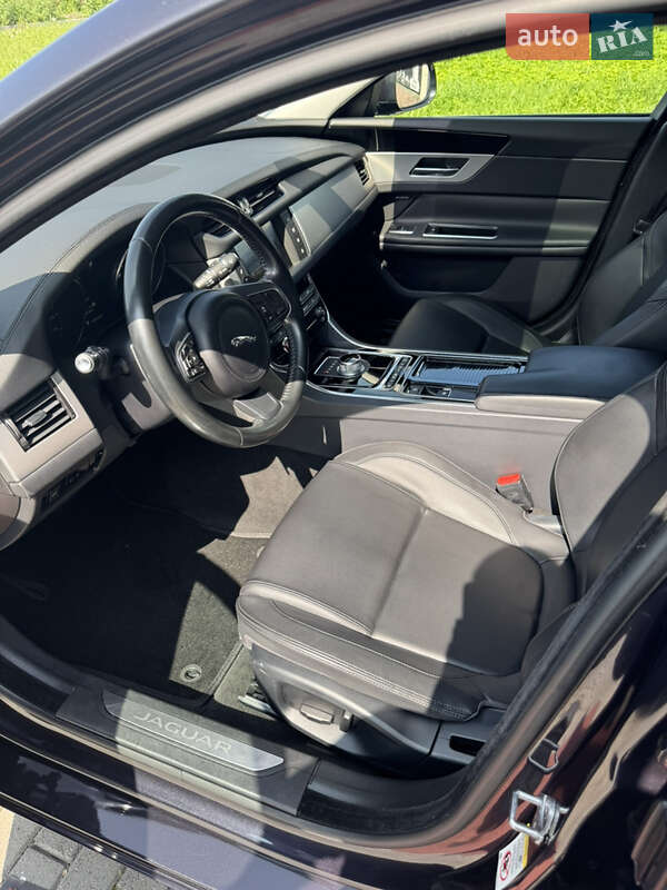 Седан Jaguar XF 2015 в Львове