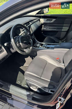 Седан Jaguar XF 2015 в 