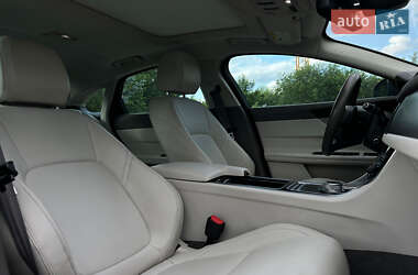 Седан Jaguar XF 2016 в 