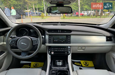 Седан Jaguar XF 2016 в 