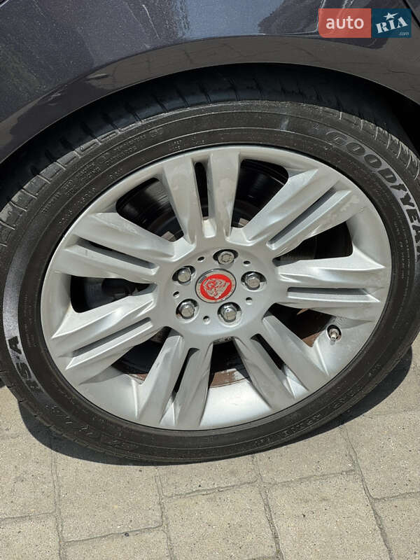 Седан Jaguar XF 2015 в Львове