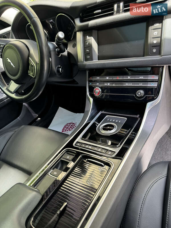 Седан Jaguar XF 2015 в Львове