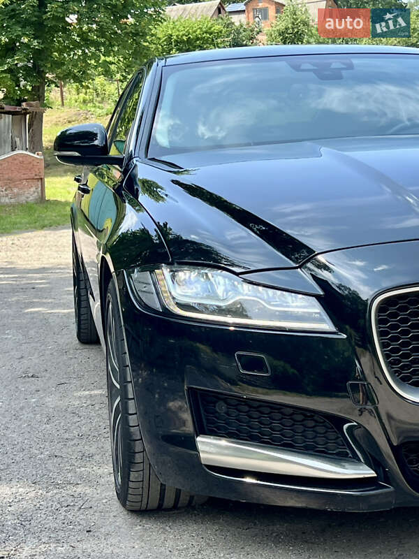 Седан Jaguar XF 2018 в Валках