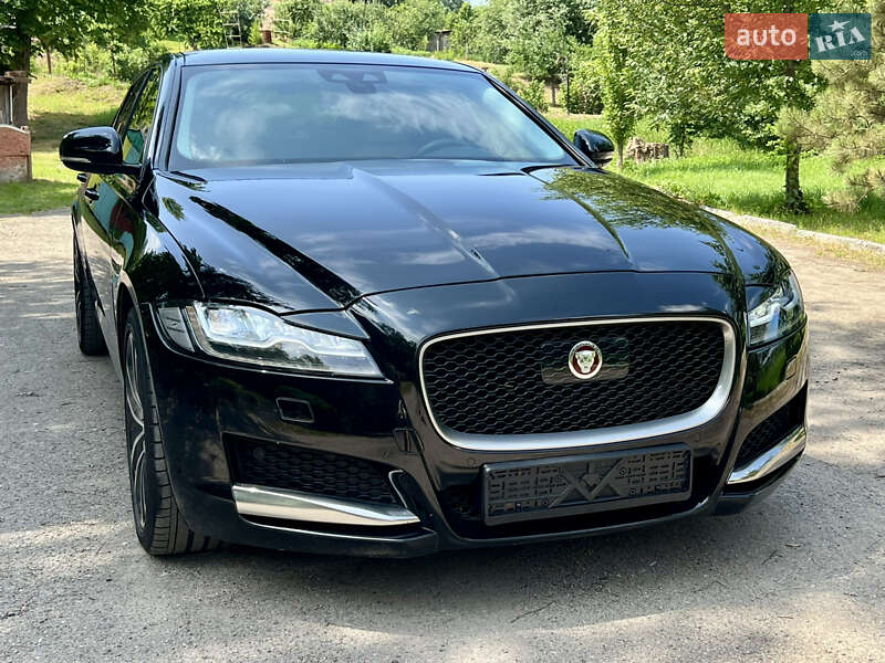 Седан Jaguar XF 2018 в Валках
