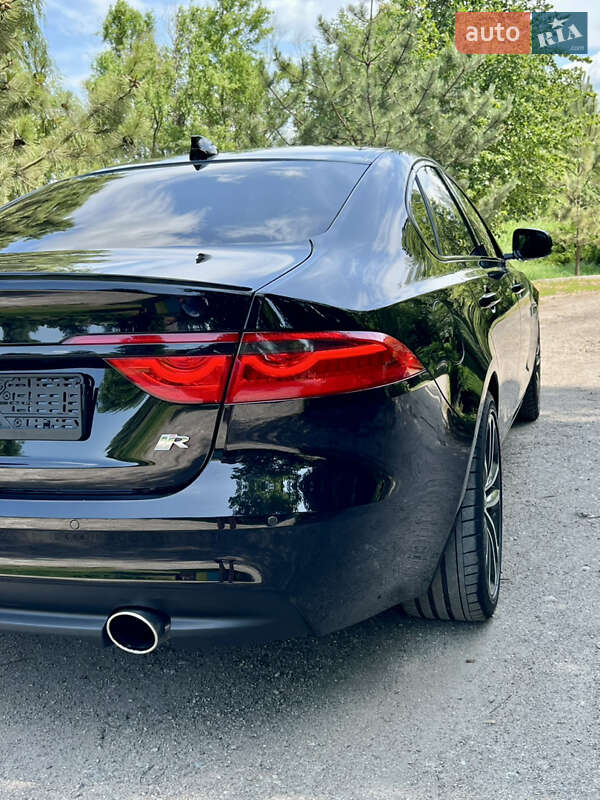 Седан Jaguar XF 2018 в Валках