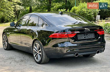Седан Jaguar XF 2017 в 
