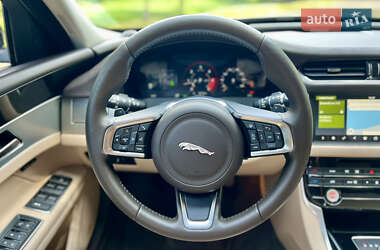Седан Jaguar XF 2017 в 