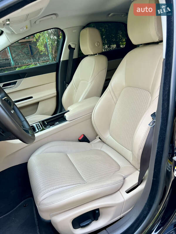 Седан Jaguar XF 2018 в Валках
