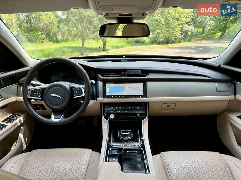 Седан Jaguar XF 2018 в Валках