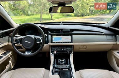 Седан Jaguar XF 2017 в 