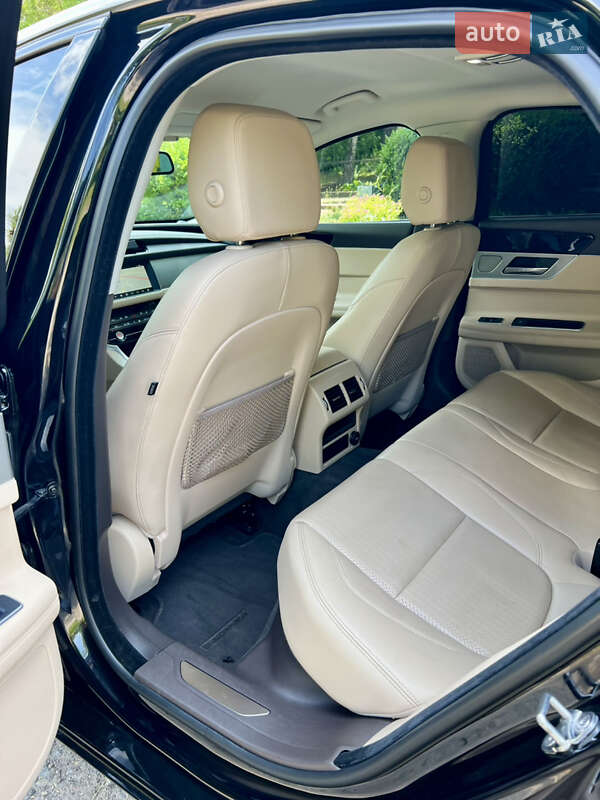 Седан Jaguar XF 2018 в Валках