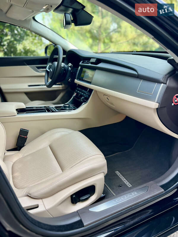 Седан Jaguar XF 2018 в Валках
